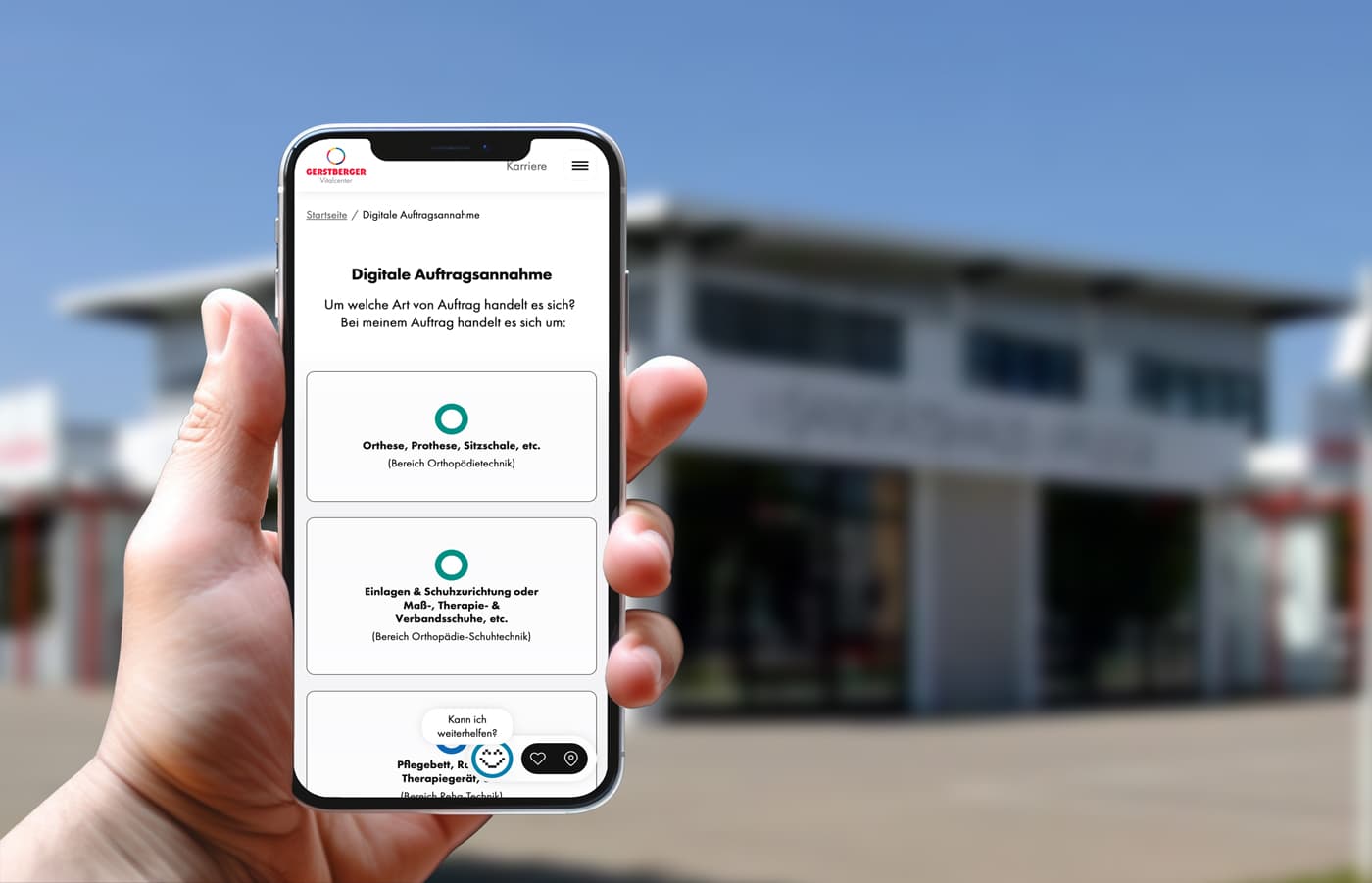 Nutzung der digitalen Auftragsannahme am Smartphone vor dem Standort Memmingen - Gewerbegebiet Nord